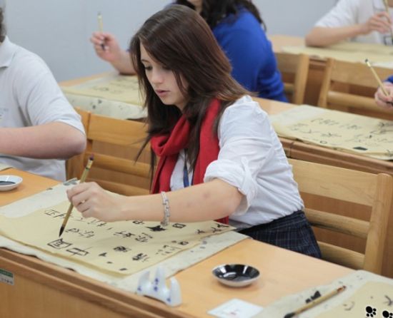 澳洲学生练书法 澳洲学生练书法