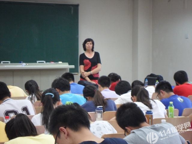 高中生上山东大学德国留学预科项目费用多少？